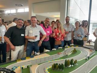 Animation d'un stand avec un circuit de voitures miniatures pour le Congrès annuel de l'Union Régional du Transport d'Alsace à Bischoffsheim dans le Bas-Rhin