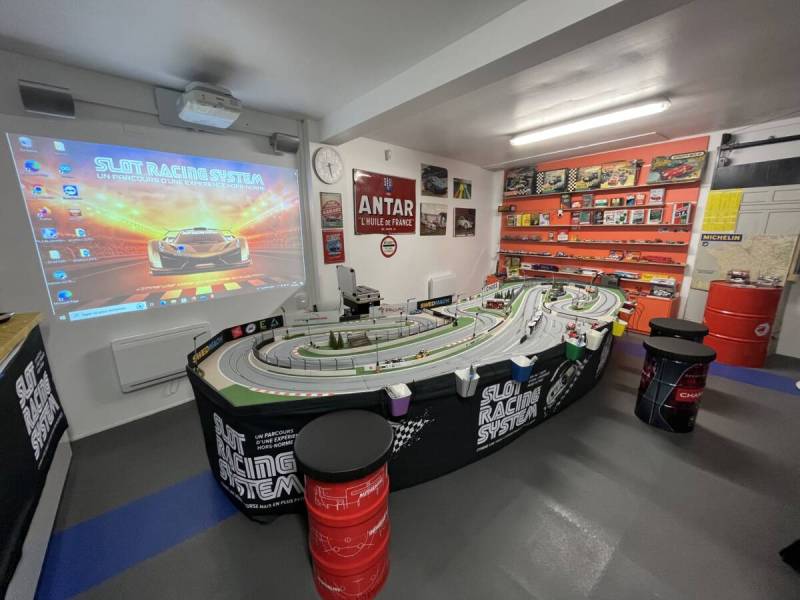 Salle de jeux avec animation circuit voitures miniatures pour un séminaire d'entreprise à Saverne en Alsace